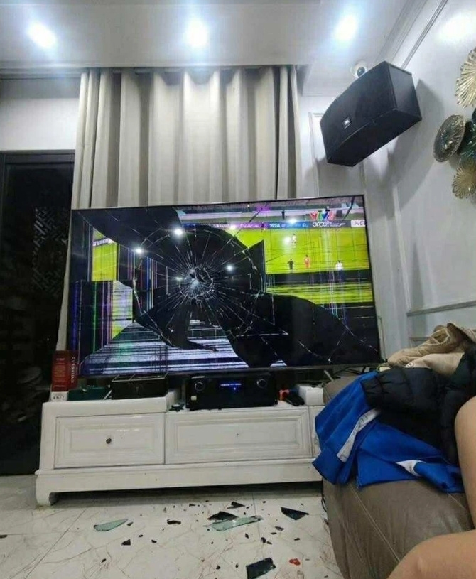 世界杯比赛时间-被中国队完胜！越南球迷输球怒砸电视机 画面感人